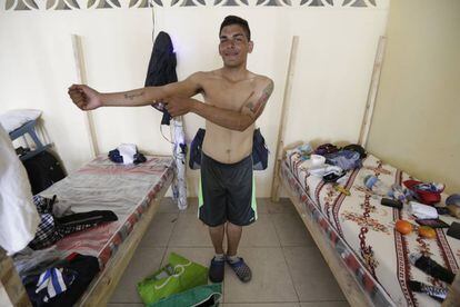 Un ciudadano venezolano se asea en el refugio de Hogar de Cristo de Guayaquil.
