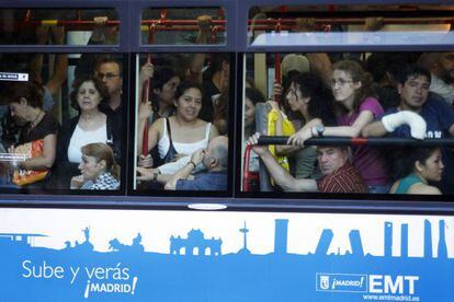 Imagen de archivo de un autobús de la EMT en Madrid durante una jornada de huelga del metro.