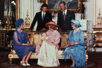 Presentación del príncipe Guillermo, en el palacio de Buckingham, el 4 de agosto de 1982.