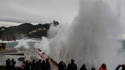 Una gran ola rompe en el Paseo Nuevo de San Sebastián, el pasado martes.