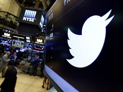 El s&iacute;mbolo de Twitter aparece en una pantalla en la Bolsa de Nueva York