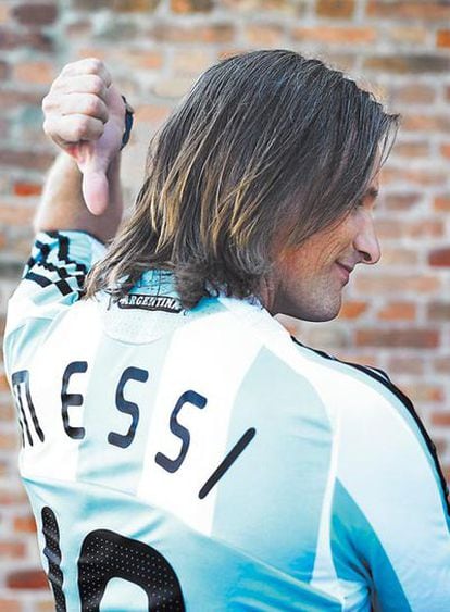 <b>Viggo Mortensen, gran aficionado al fútbol, en Venecia con la camiseta de Leo Messi de la selección argentina.</b>