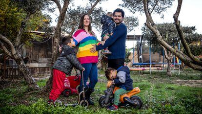 Beatriz Piñeiro y Eric Nieves, el viernes con sus hijos en el jardín de su casa en Torrent (Valencia).