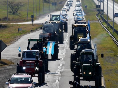 Los agricultores conducen sus tractores a lo largo de una carretera durante una protesta en Gualeguaychú (Argentina), este miércoles.