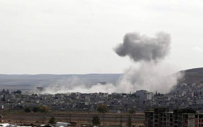 Un ataque a&eacute;reo en noviembre levanta una columna de humo en la localidad siria de Kobane.