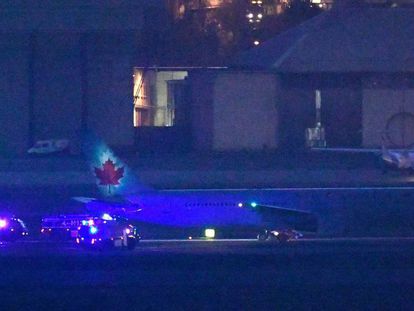 El avión de Air Canadá, tras el aterrizaje forzoso en el aeropuerto de Barajas. En vídeo, el avión averiado toma tierra con éxito.