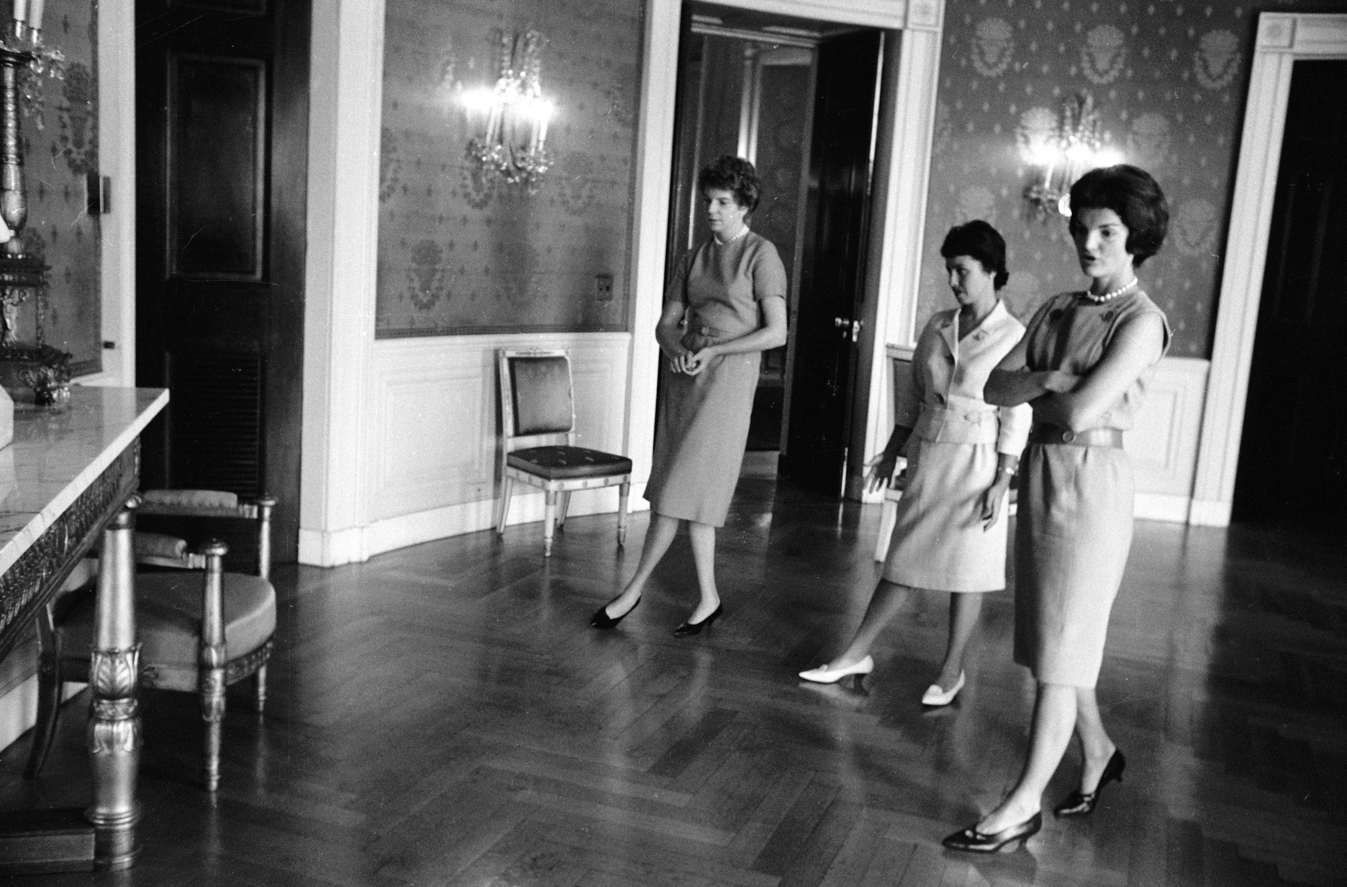 La secretaria de la Comisión de Bellas Artes Janet Felton (izquierda) y la comisaria de la Casa Blanca Lorraine Pearce (centro) examinan con Jackie Kennedy la Sala Azul en 1961. |