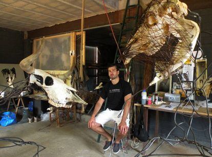 Álvaro Soler crea les seves peces amb esquelets d'animals i materials reciclats en el seu taller proper a Bisbal d’Empurdà.