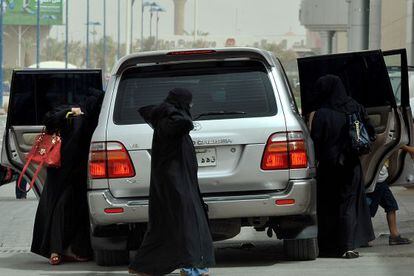 Mujeres saudíes bajan de un coche durante una jornada de protesta en 2011.