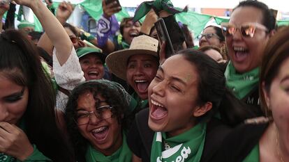 Grupos de mujeres celebran la ley que despenaliza la interrupción legal del embarazo, en Chilpancingo (Guerrero).