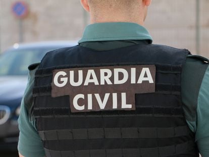 Una imagen de archivo de un agente de la Guardia Civil de espaldas.