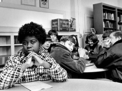 Esta foto de 1954 muestra a Linda Brown en el colegio contra el que pleiteó por la segregación racial.