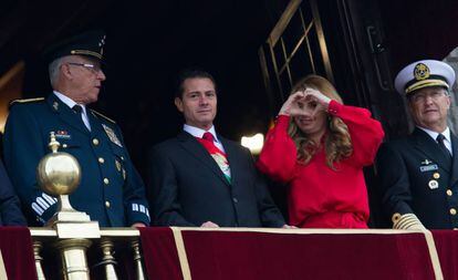 Enrique Peña Nieto y Angélica Rivera, entre los secretarios de Defensa y Marina en septiembre de 2018.