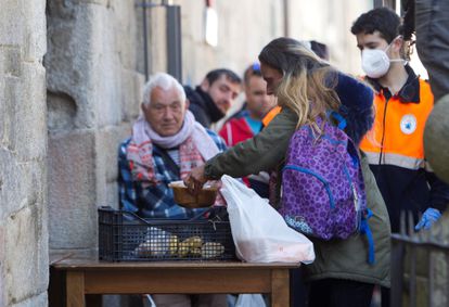 La congregación religiosa San Francisco ofrece alimentos  a personas en riesgo de exclusión en Pontevedra en marzo de 2020.