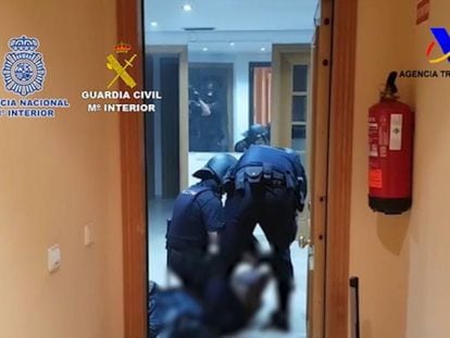 Momento en el que la Policía detiene a uno de los miembros de la organización en Alicante. En vídeo, desarticulada una organización criminal dedicada al tráfico de drogas y al blanqueo de capitales.