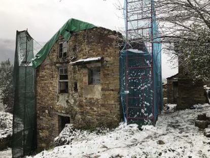 Rehabilitación de una de las casas de Pena Vella (Lugo), aldea comprada por 60.000 euros.