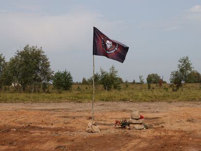 Bandera del grupo Wagner en el lugar donde se estrelló el avión que transportaba a sus fundadores, en la provincia rusa de Tver.