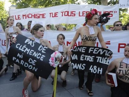 Activistas de Femen durante la manifestación en contra de la violencia machista en París.