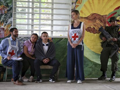 Juan David Estrada (centro), un soldado secuestrado y luego liberado por disidencias de las FARC, en septiembre.