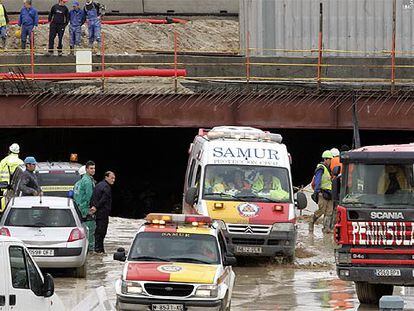 Una ambulancia del Samur se lleva a los heridos del túnel.