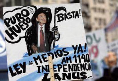 Agrupaciones afines al gobierno nacional marchan, frente al Palacio de Tribunales de Buenos Aires, Argentina, para demandar a la justicia la aplicación y cumplimiento de la ley de Sevicios de Comunicación Audiovisual. EFE/Archivo