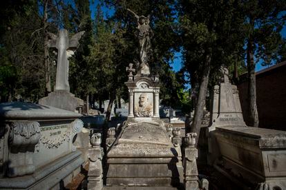 Una de las tumbas del cementerio civil de Madrid. 