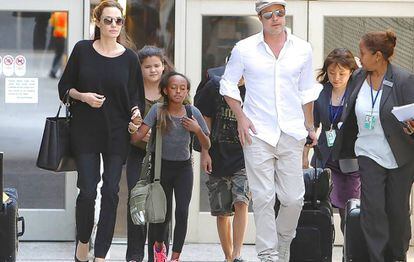 Brad Pitt y Angelina Jolie, con algunos de sus hijos.