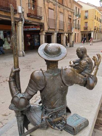 La escultura de Don Quijote y Sancho Panza en la calle Mayor de Alcalá de Henares.