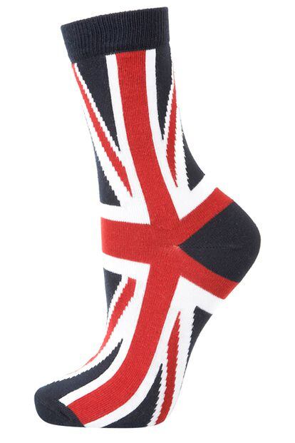 Protector de la Reina de Inglaterra y su embajador con más prestigio, es muy probable que 007 llegara a combinar unos calcetines estampados de la Union Jack como estos de Topshop (4,35 euros aprox.)