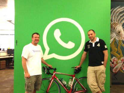 Brian Acton, cofundador de WhatsApp (izquierda), junto a Jan Koum, consejero delegado y cofundador.