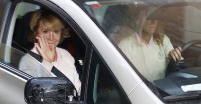 Esperanza Aguirre sale ayer de su domicilio.