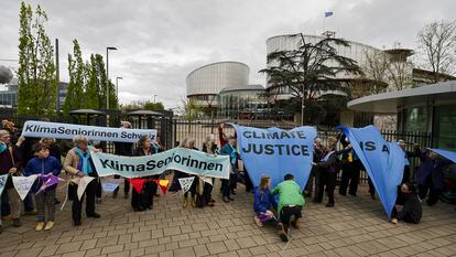 Activistas de la Asociación Suiza de Mujeres Mayores por el Clima celebran este martes la sentencia del Tribunal Europeo de Justicia en Estrasburgo (Francia) frente a su sede.