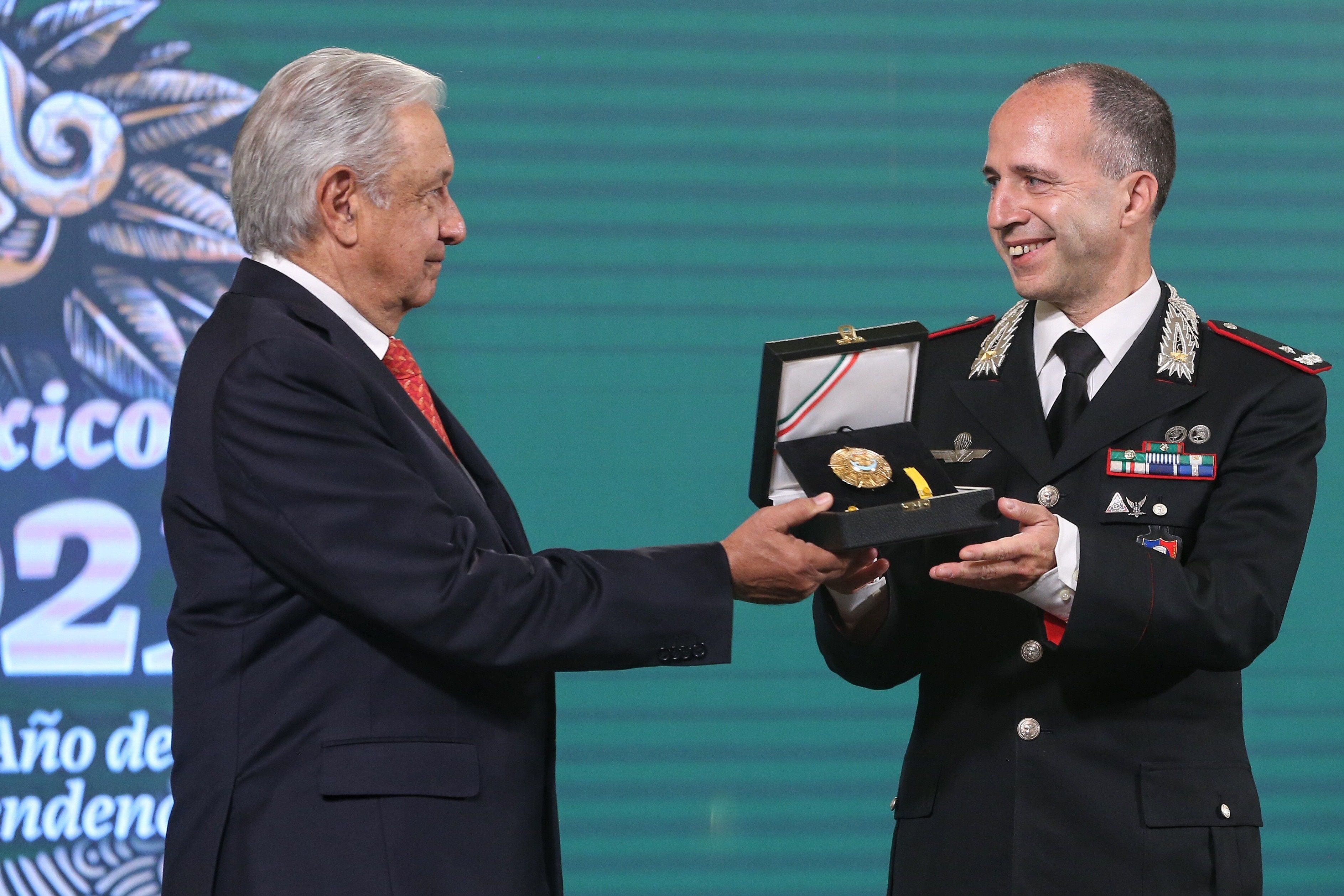 Andrés Manuel López Obrador entrega la condecoración del Águila Azteca en grado de placa al General Roberto Riccardi, comandante de los Carabineros de Italia.