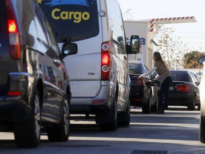 Una conductora en una estación de servicio en Madrid.