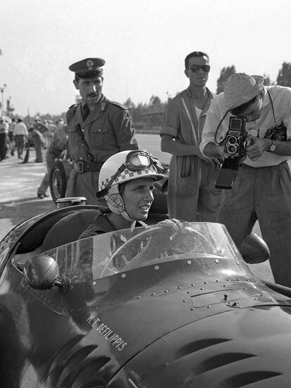 “El único casco que debía llevar una mujer es el de la peluquería”, con esas palabras se dirigió a Teresa de Filippis, el director de una carrera de Fórmula 1 celebrada en Francia a finales de los 50. Esa fue la única vez que la piloto italiana, primera mujer en participar en un gran premio de esta disciplina, se sintió discriminada por su género. Debutó con Maserati en el circuito de Spa (Bélgica) durante el Mundial de 1958. Cruzó la línea de meta en décima posición y, aunque De Filippis participó en otras dos carreras del campeonato, esa fue la única vez que terminó una prueba. No soportó el riesgo que suponía competir en F-1, y la muerte por accidente de su jefe de escudería la llevó a retirarse un año más tarde de su debut. En 1979, veinte años después de dejar la competición, ingresó en el Club Internacional de Viejos Pilotos de F-1, del que se convirtió en vicepresidenta en 1997.