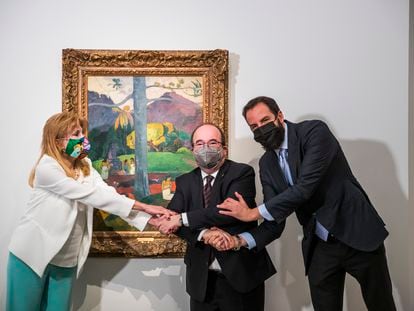 Carmen Thyssen, Miquel Iceta, y Borja Thyssen delante del cuadro 'Mata Mua"' de Gaugin, este miércoles.