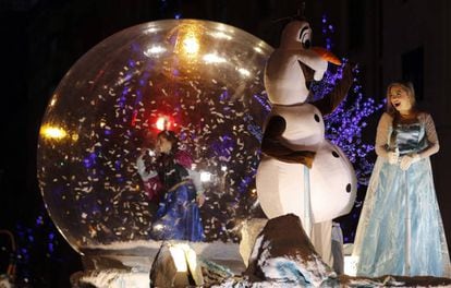 La princesa Elsa de Frozen saluda al inicio de la Cabalgata que recorre Bilbao, que tiene el cine y la animación como hilo conductor del desfile.