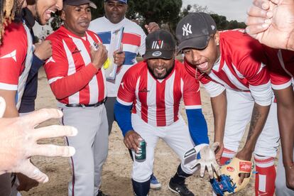 Todos los equipos de baseball tienen un coach o entrenador. Realizan arengas antes y después de los partidos para motivarse. Todos los jugadores suelen disputar los mismos minutos. Se valoran cosas como la puntualidad, no fallar al equipo si faltan jugadores y si se pagan las pequeñas cuotas que cada uno tiene que aportar para sufragar los gastos de equipación y material.