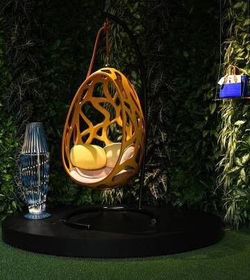 <strong>Columpio nómada</strong>. Louis Vuitton expuso una nueva entrega de sus Objets Nomades, con esta versión aterciopelada de la silla colgante Cocoon de los hermanos Campana [6] |