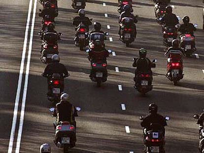 Miles de motos contra los guardarraíles