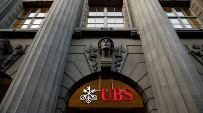 Fachada de la sede del banco suizo UBS en Zurich.