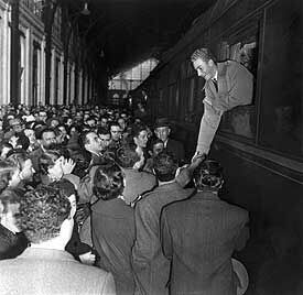 Don Juan Carlos de Borbón, a su llegada a la estación Mediodía-Delicias, en Madrid, en 1955.