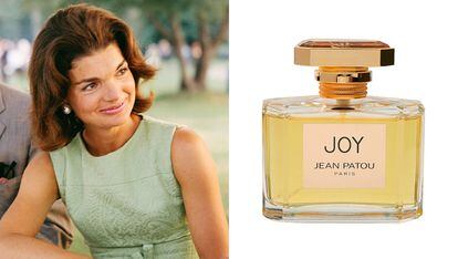 Jackie Kennedy

Utilizó muchos perfumes en su vida, pero uno de los predilectos fue ‘Joy’, de Jean Patou. Nacido con el crack del 29, fue paradójicamente uno de los perfumes más caros del mundo quizá precisamente por lo laborioso de su proceso: para unos 30 ml. de perfume se requerían más de 10.500 jazmines y 28 docenas de rosas de mayo. Fue elegida la esencia del siglo en el año 2000.