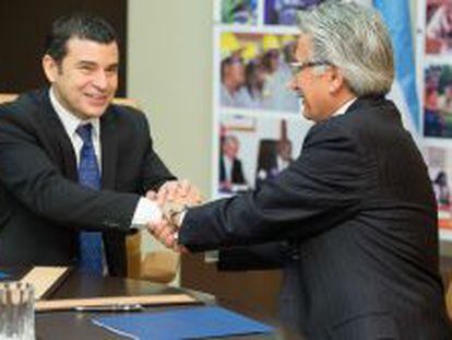 Miguel Galuccio, presidente de YPF, con Ali Moshiri, CEO de Chevron, el pasado diciembre.