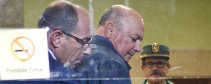 El exsubdirector de Mercasevilla Daniel Ponce (en el centro) junto a su abogado Simón Fernández, a la entrada de la Audiencia de Sevilla.