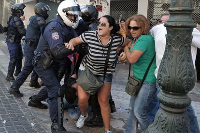 La policía disuelve a los manifestantes concentrados en el entorno de la plaza Sintagma.