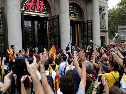 Manifestantes piden que se cierre un comercio durante la &uacute;ltima huelga general.