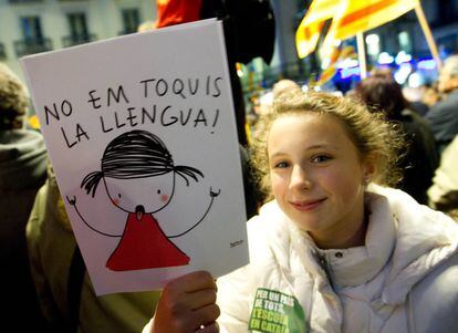 Una nena mostra un cartell a favor de la llengua.