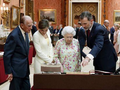 El duque de Edimburgo, la reina Letizia, la reina Isabel II y el rey Felipe VI.