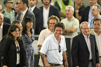 Los dos rehenes liberados, Albert Vilalta (con muleta) y Roque Pascual, en el aeropuerto de Barcelona, flanqueados por el presidente de la Generalitat, José Montilla, a la derecha, la secretaria de Estado de Cooperación, Soraya Rodríguez y el alcalde de Barcelona, Jordi Hereu.